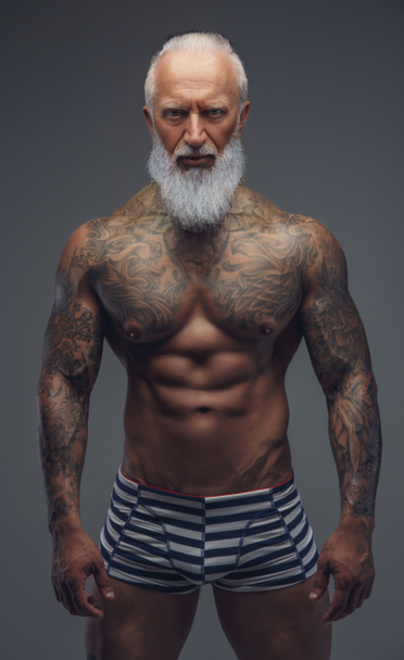 Nackter Großvater mit muskulös tätowiertem Körper isoliert auf grau - Foto, Bild