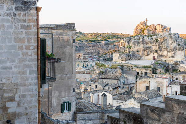 Blick auf antike Straßen und Häuser in Matera, Italien - Foto, Bild