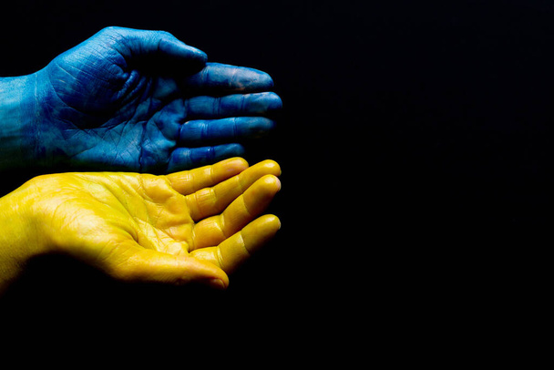 青と黄色のウクライナの手を孤立象徴 - 写真・画像