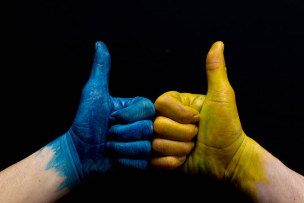 青と黄色のウクライナの手を孤立象徴 - 写真・画像