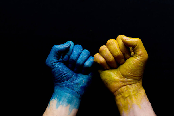 Manos ucranianas azules y amarillas aisladas simbólicas - Foto, imagen