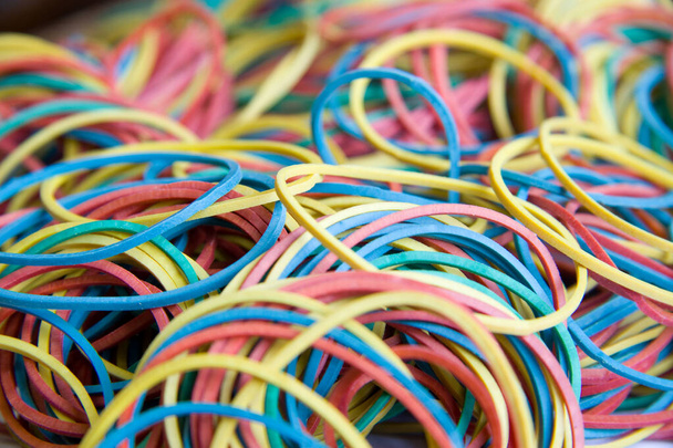 Kleurrijke rubber bands op blauwe achtergrond close-up - Foto, afbeelding