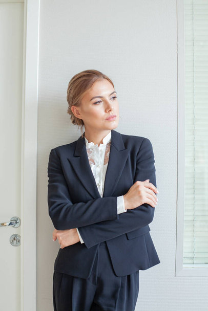 Современная деловая женщина на офисном портрете - Фото, изображение