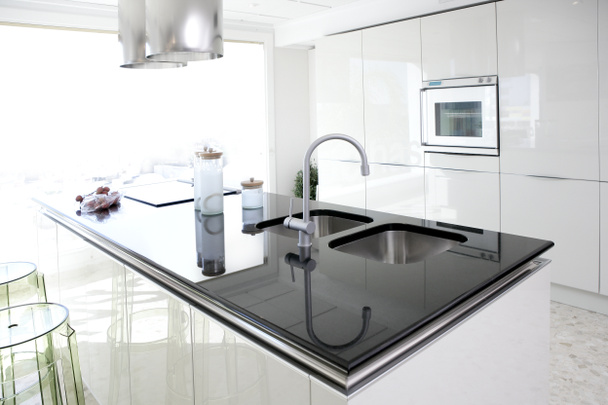 Современная белая кухня чистый дизайн интерьера - Фото, изображение