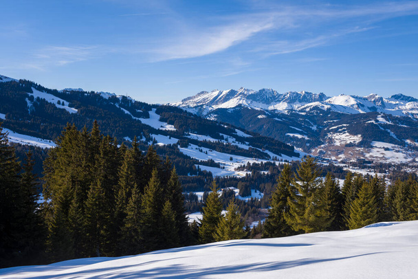 Ez a tájkép Európában készült, Franciaországban, Rhone Alpokban, Savoie-ban, az Alpokban, télen. Látjuk a Chaine des Aravis-t és erdeit a Nap alatt.. - Fotó, kép