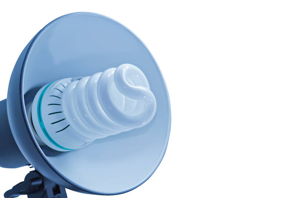Lampenfassung mit Standard-Studioreflektor und Spiralglühbirne mit E27-Fassung isoliert auf weißem Hintergrund. Dauerlicht-System für Studioaufnahmen - Foto, Bild