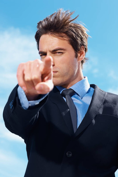 Ένας αυστηρός επιχειρηματίας σε δείχνει με το δάχτυλο. Πορτρέτο ενός αυστηρού επιχειρηματία δείχνει το δάχτυλό του σε σας. - Φωτογραφία, εικόνα