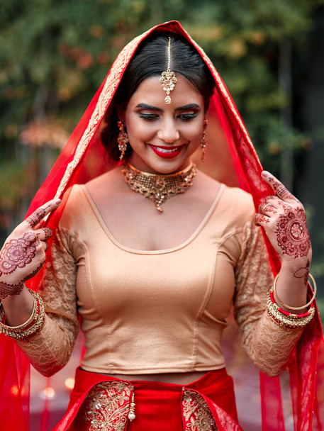Estou pronto para conhecer o meu noivo. Tiro cortado de uma bela noiva hindu. - Foto, Imagem