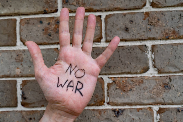 手に書かれた戦争のメッセージはない。ロシアのウクライナ戦争の対立抗議。抗戦争症状の概念 - 写真・画像