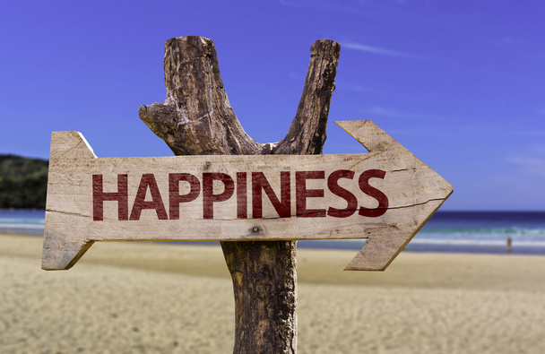 Деревянный знак счастья на фоне пляжа
 - Фото, изображение