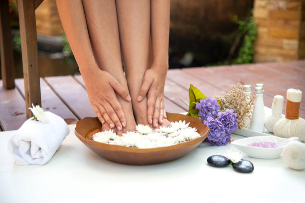 Femme asiatique dans le spa de beauté bien-être ayant massage aromathérapie à l'huile essentielle, Thaïlande
 - Photo, image