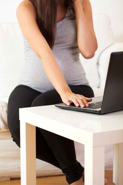 Pregnant woman working at home - Foto, afbeelding