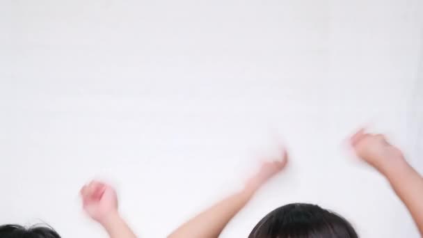 Közelkép karok nevető boldog kislány felemelt kézzel fehér háttér. - Felvétel, videó