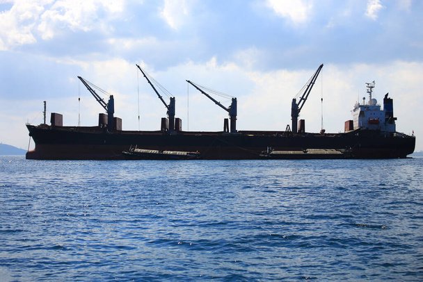 konténerszállító kereskedelmi hajó a kikötő mellett konténerrakodási és -kirakodási szolgáltatások céljából tengeri szállításban a világ logisztikájában - Fotó, kép