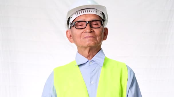 Senior architekt inženýr stavitel nosit bezpečnostní vestu a přilbu trpí zápěstím bolesti z tvrdé práce na bílém pozadí ve studiu. - Záběry, video