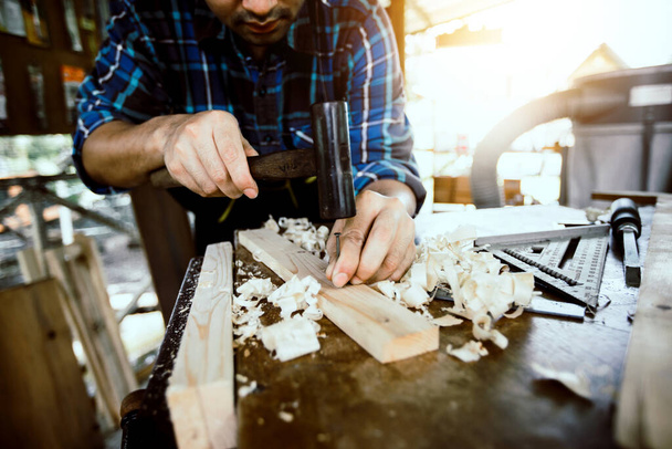 puuseppä työntekijä työskentelee ja korjaus huonekalut - Valokuva, kuva