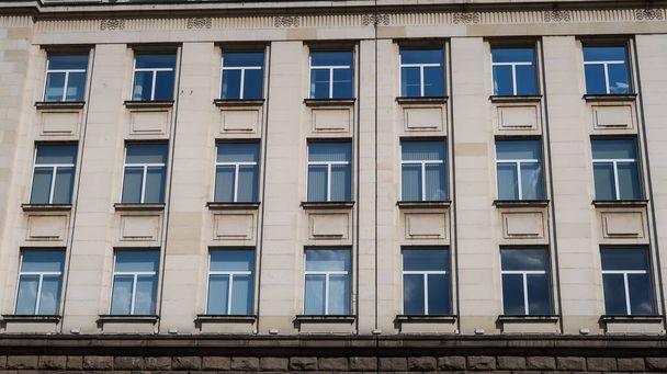 Architecture de fenêtre de vue de face du centre commercial monumental de l'ère communiste à Sofia, Bulgarie - Photo, image