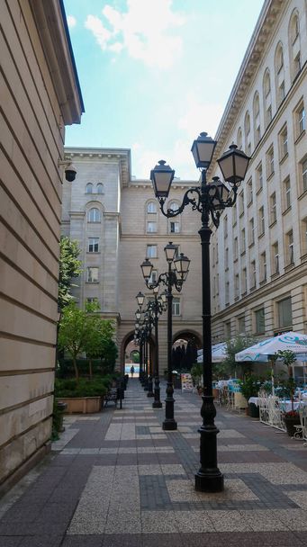 Sofia, Bulgaria, 13th of August 2021 - Public street light between buildings and restaurant - Foto, Bild