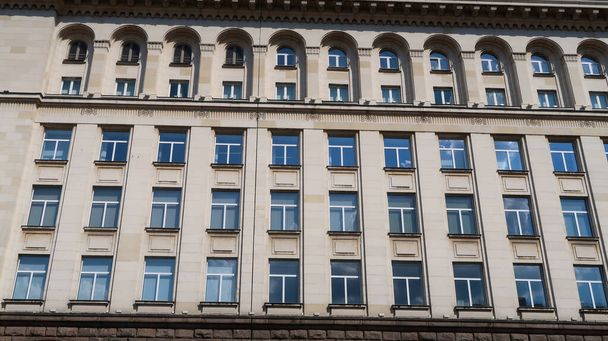 Vista frontale architettura della finestra monumentale, centro commerciale di epoca comunista a Sofia, Bulgaria - Foto, immagini