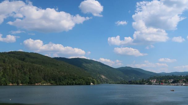 Paisaje del Lago Pancharevo en Bulgaria con las montañas circundantes - Foto, Imagen