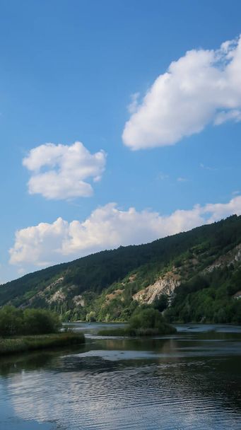 Tájkép a Pancharevo-tó Bulgáriában a környező hegyekkel - Fotó, kép