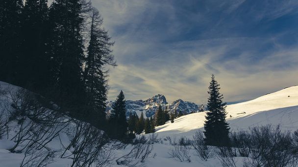 Día soleado en los Dolomitas de Sesto, Trentino Alto-Adige, Italia - Foto, imagen