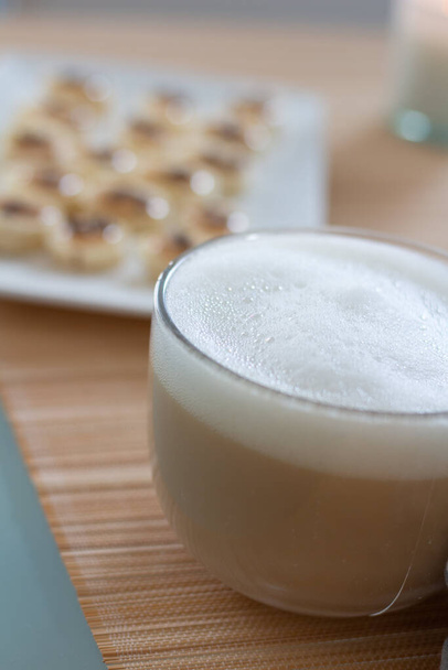 Snack casero rápido: canapé de plátano con plumas de cacao, mantequilla de cacahuete y café. Comida deliciosa y saludable - Foto, Imagen
