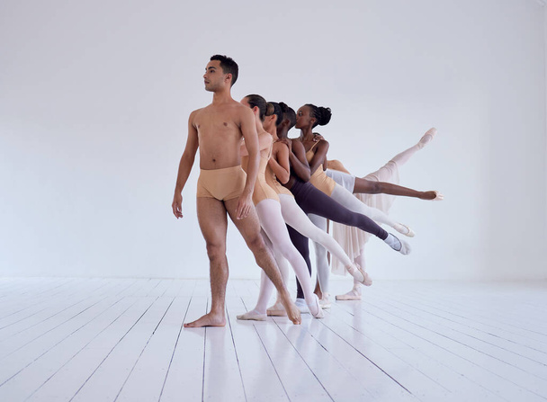 Вдихнутий в його найкраще. Знімок групи танцюристів балету, які практикують рутину в танцювальній студії
. - Фото, зображення