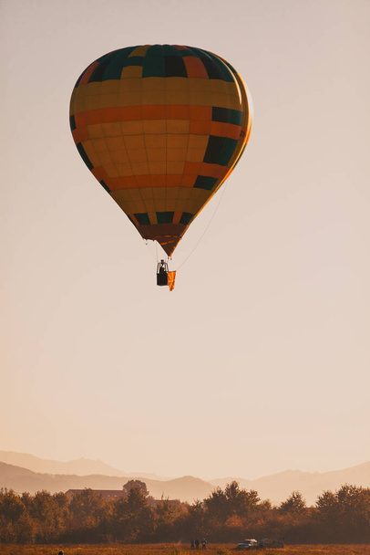 воздушные шары - концепция свободы и приключений - Фото, изображение