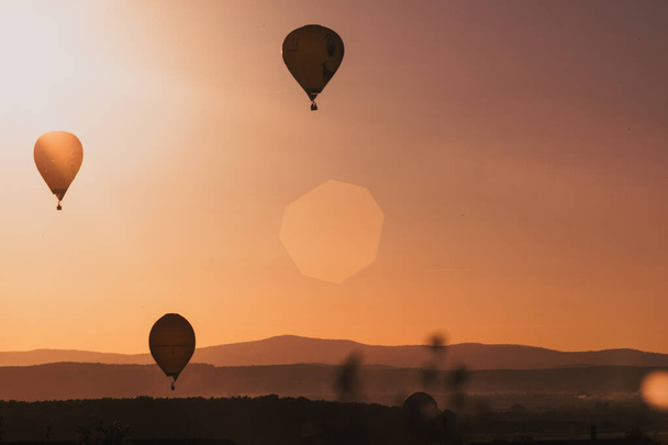 globos de aire caliente al atardecer - concepto de libertad y aventura - Foto, Imagen