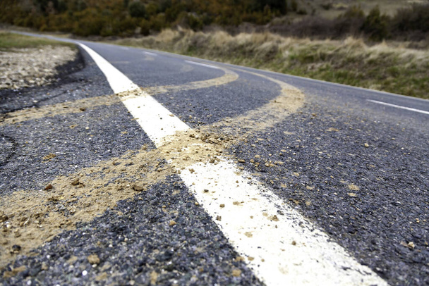 Sík textúra az úton sárral, keringéssel és autókkal, veszély - Fotó, kép