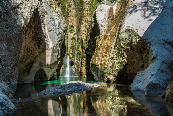 Красивые водопады Crosis Tarcento Italy - Фото, изображение