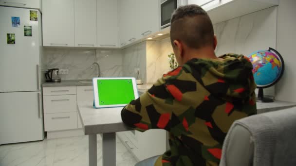 Criança rolagem croma chave tela verde no tablet digital dentro de casa - Filmagem, Vídeo