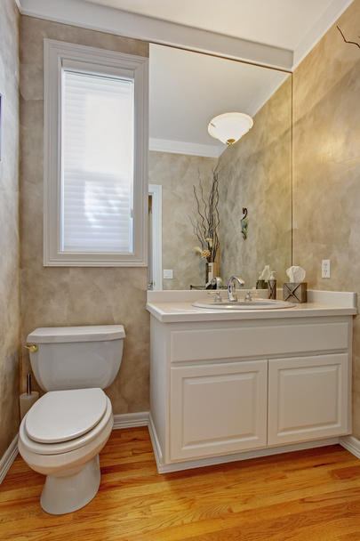 Banheiro com armário branco da vaidade
 - Foto, Imagem