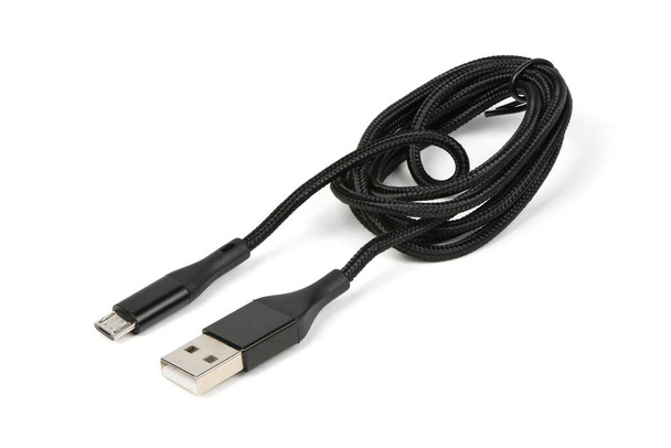 Cable USB negro para cargar un smartphone aislado en blanco. Foto de alta resolución. Profundidad total del campo. - Foto, imagen