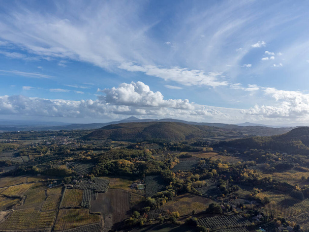 Aerial view on hills witn viinitarhoja lähellä vanhaa kaupunkia Montepulciano, Toscana, Italia syksyllä - Valokuva, kuva