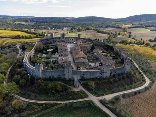 Воздушный вид на круглый средневековый город-крепость на вершине Монтериджоне в Тоскане, Италия - Фото, изображение