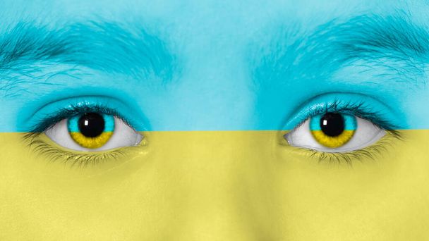 Teen Girls olhos e rosto são tonificados em cores de bandeira ucraniana. Parar a guerra na Ucrânia conceito - Foto, Imagem