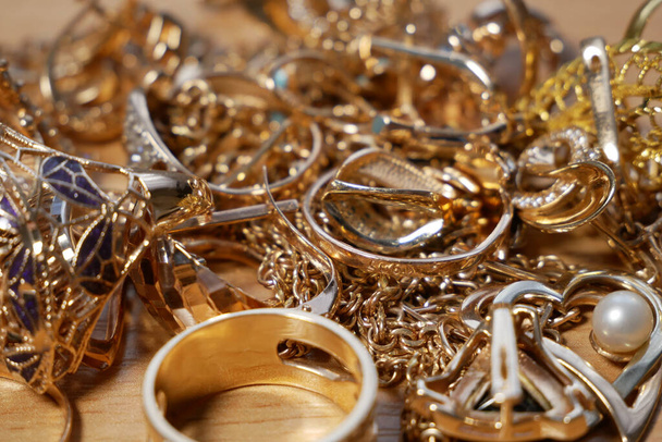 muitas jóias de ouro e prata, conceito de loja de penhores, conceito de loja de jóias, close-up - Foto, Imagem