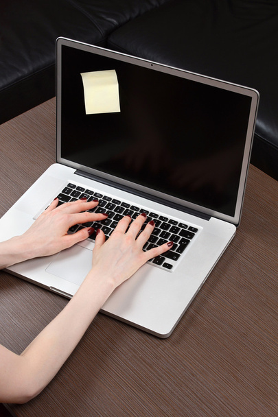 Laptop typing - Фото, изображение
