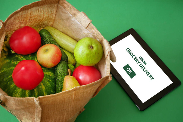 Органічні овочі та фрукти в бавовняній сумці та планшетному ПК, інтернет-ринок, зелена продуктова доставка в домашніх умовах концепція
 - Фото, зображення