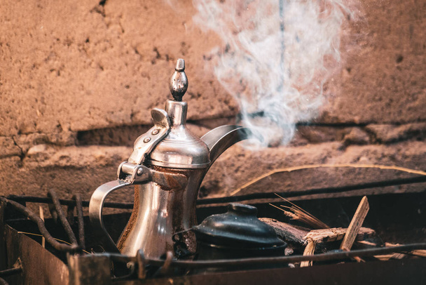 Τσάι Βεδουίνων στη φωτιά στο χωριό Βεδουίνων, Σινά, Αίγυπτος - Φωτογραφία, εικόνα