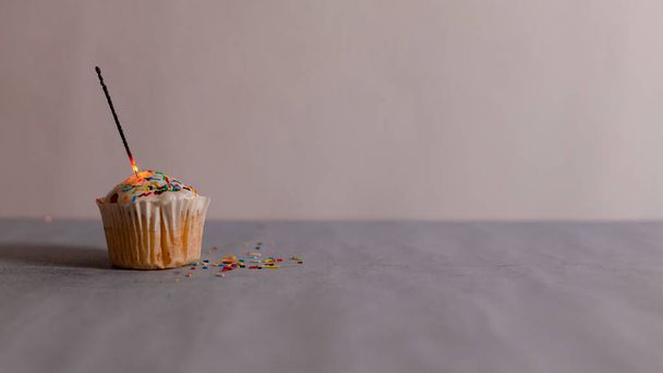 Leckerer Muffin und brennende Wunderkerze schmücken ihn, Kopierplatz für Text über Geburtstagsfeier - Foto, Bild