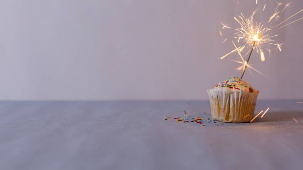 Νόστιμο μάφιν και κάψιμο σπινθηροβόλο διακόσμηση, αντίγραφο χώρο για κείμενο για τον εορτασμό των γενεθλίων - Φωτογραφία, εικόνα