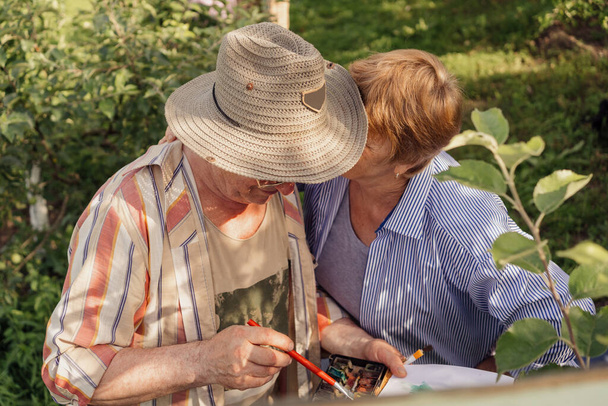 Senioren verbringen Zeit miteinander in der Natur, Liebe, Vertrauen, Zweisamkeit - Foto, Bild