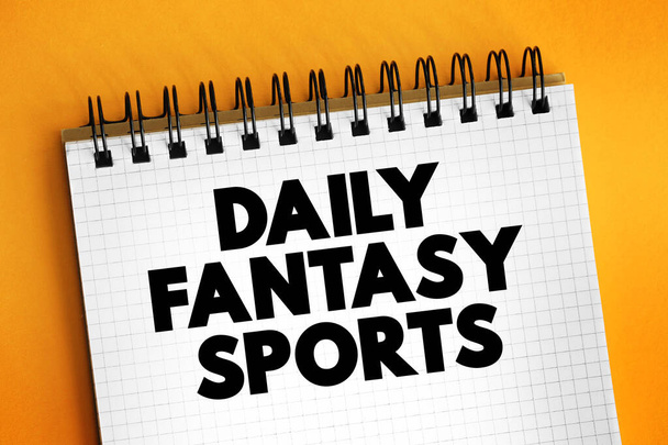 Daily Fantasy Sports текст на блокноте, концептуальный фон - Фото, изображение