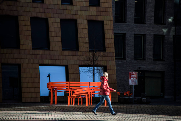 ノルウェーオスロ近代的なバーコード地区を歩く人々 - 写真・画像