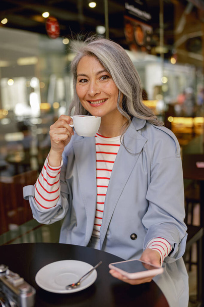 Urban woman during coffee time in cafe - Fotó, kép