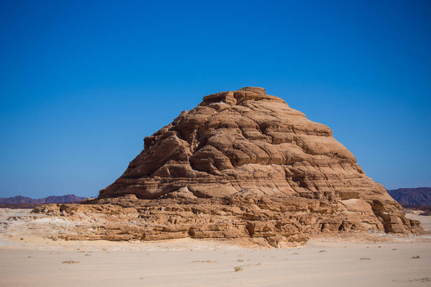 Чудовий гірський краєвид у Сінайській пустелі (Єгипет). - Фото, зображення