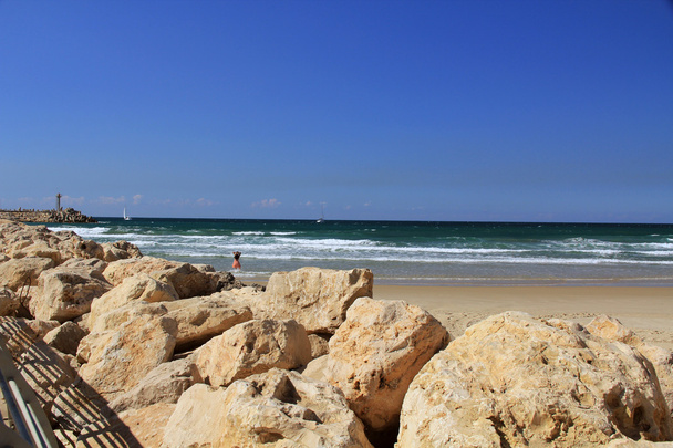 Muro marino con piccolo faro sul Mar Mediterraneo a Herzliya Israele
 - Foto, immagini